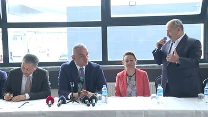 Bakan Ersoy havalimanı taksicilerini ziyaret etti - İSTANBUL