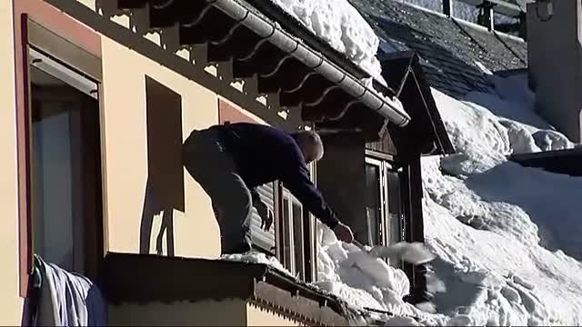 40 tramos de carretera cortados por la nieve