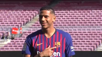 Télécharger la video: El Barça presenta al central francés Jean-Clair Todibo