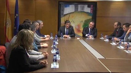 Los héroes de Totalán, abrazados por su gente