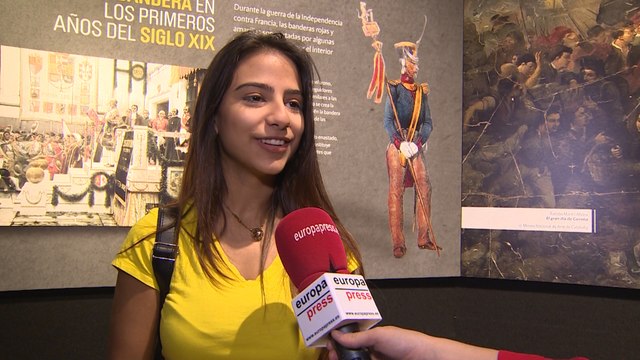 Visitantes disfrutan de la muestra '175 años de nuestra bandera'