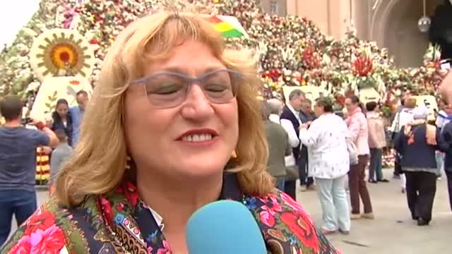 La Virgen del Pilar luce su particular manto con tres millones de flores