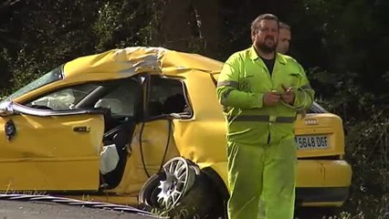 Download Video: Mueren tres jóvenes en Ferrol al estrellar su coche contra un poste de hormigón