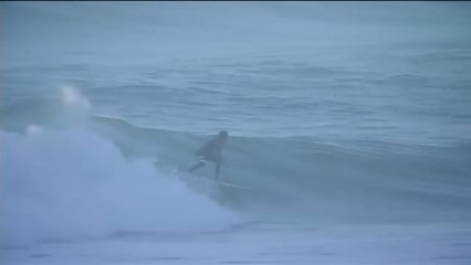 Julian Wilson vuela sobre las olas en la localidad francesa de Soorts-Hossegor