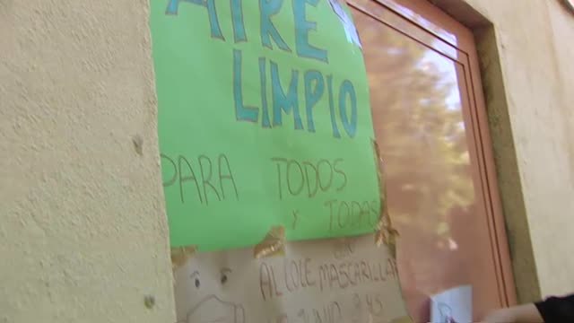 Padres y alumnos de colegios del centro protestan con mascarillas pidiendo la continuidad de Madrid Central