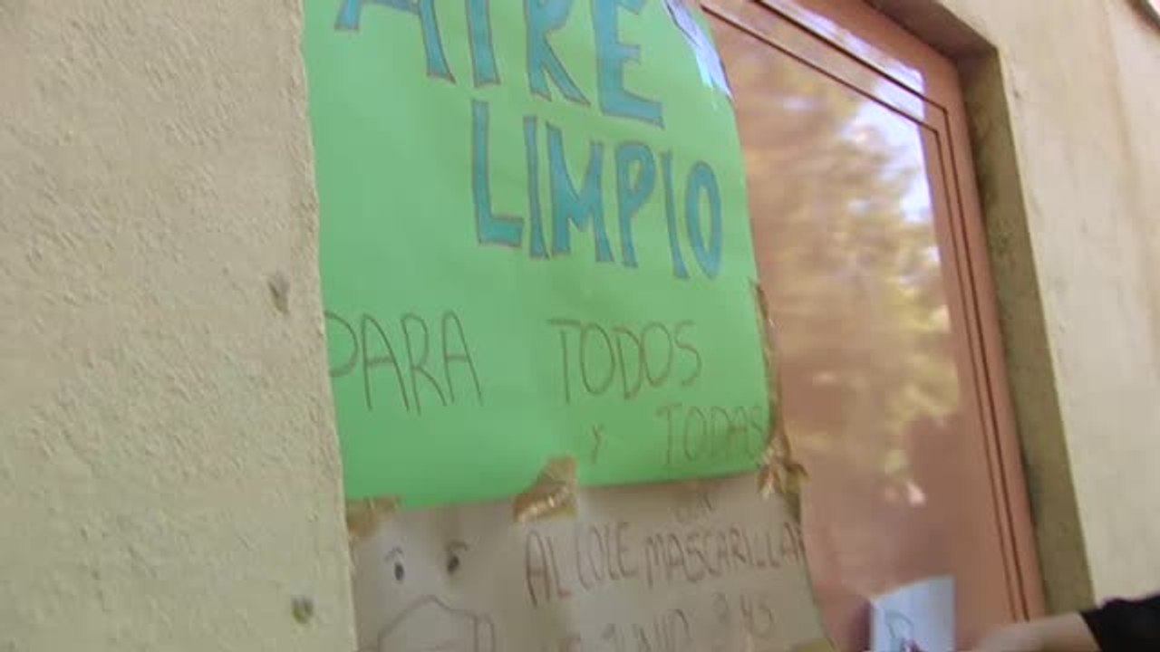 Padres y alumnos de colegios del centro protestan con mascarillas pidiendo la continuidad de Madrid Central