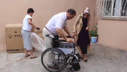 Suriyeli kadının tekerlekli sandalye sevinci