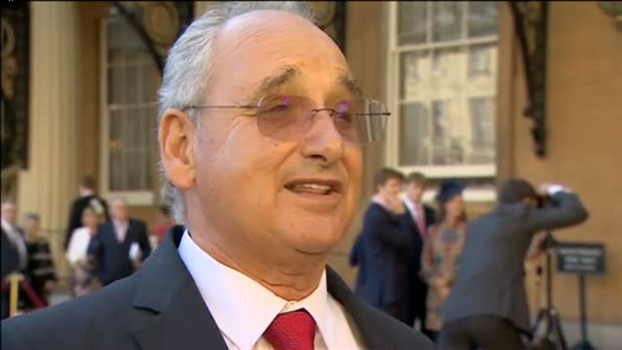 La Reina de Inglaterra entrega la medalla al valor a título póstumo a Ignacio Echeverría