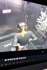 Quand une belle blonde fait ses besoins dans un ascenseur !! Et que quelqu'un arrive...