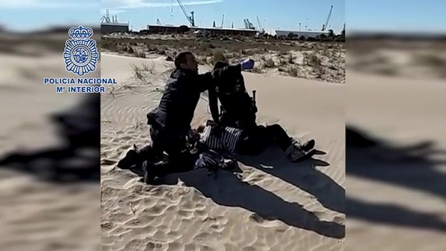 Dos policías logran reanimar a una mujer que había consumido alcohol