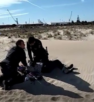 Una pareja de policías consigue reanimar a una mujer tras 15 minutos de maniobras RCP