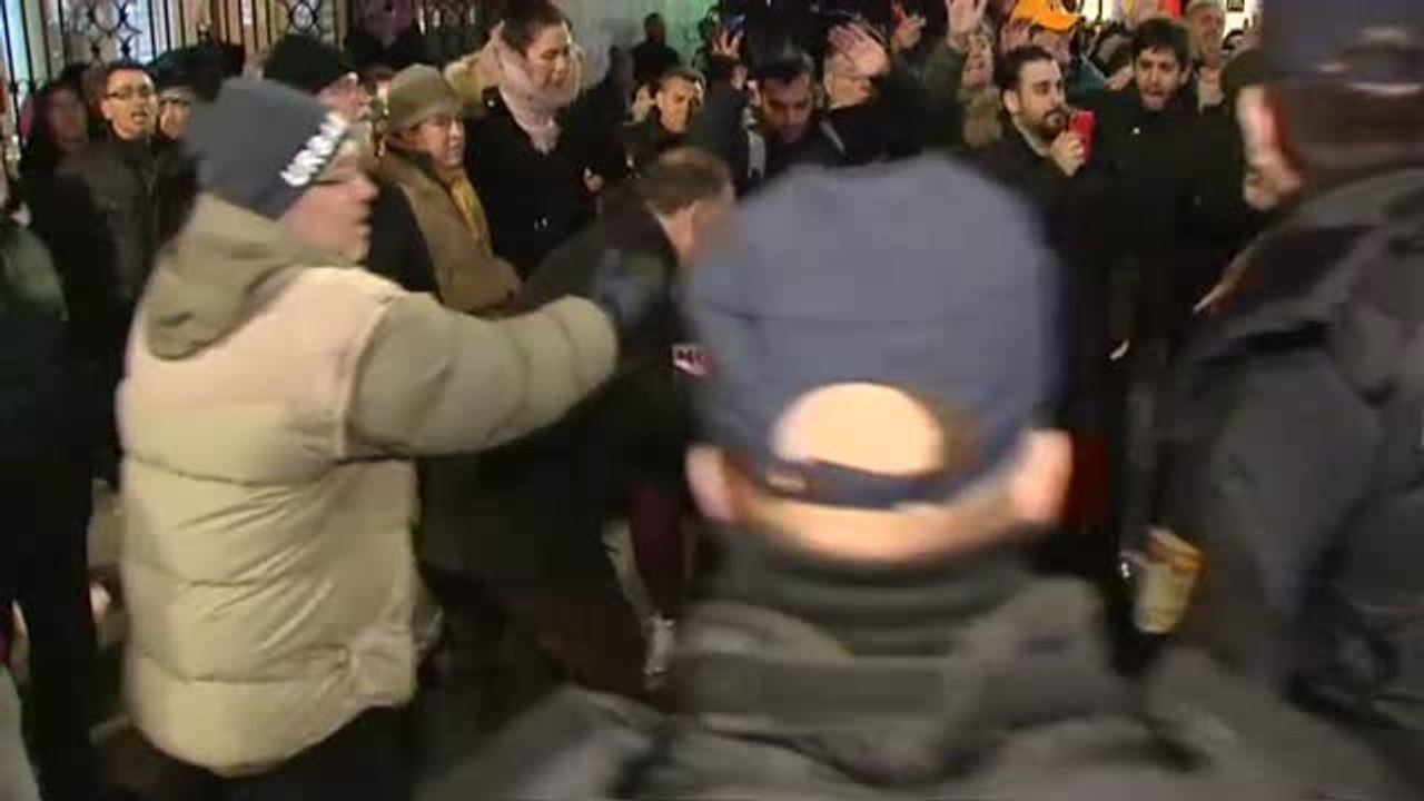 Los taxistas paralizan la Gran Vía madrileña en su décimo día de huelga