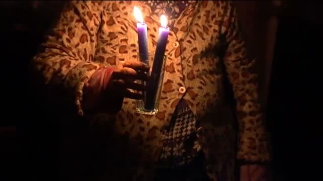 Un edificio de Barcelona sin luz desde agosto por los enganches ilegales