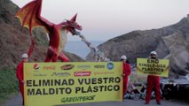 Greenpeace instala un dragón para denunciar el vertido de plásticos