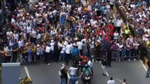 Juan Guaidó llega en moto al centro de unas protestas contra Maduro y el bloqueo de la ayuda humanitaria