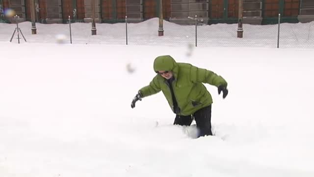 Más de un metro de nieve en las calles de Canfranc después de nueve días nevando