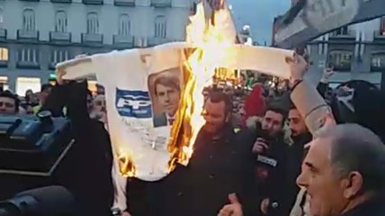 Taxistas queman una efigie de Garrido en Sol