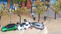 Las lluvias en Tarragona provocan que dos mujeres tengan que ser rescatadas al quedar atrapadas debajo de un coche