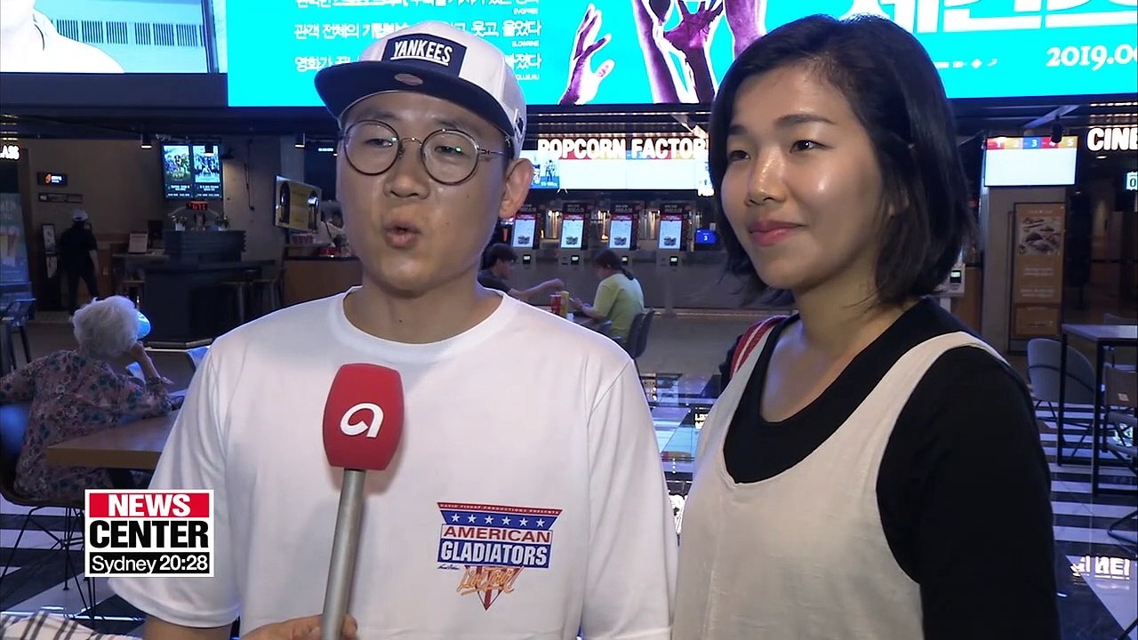 Koreans keeping cool this summer at special movie theaters, VR theme parks