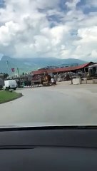 Pejani ‘kapadai’, lë veturën në rreth të qytetit dhe del nën hije me shokë