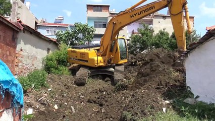 Evinin bahçesinde altın arıyor - TEKİRDAĞ