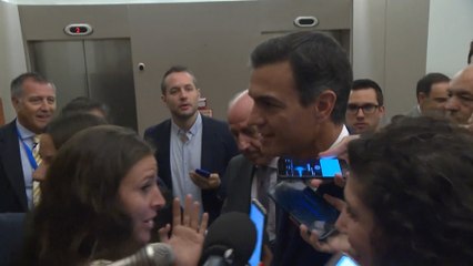 Sánchez sale del pleno sin atender a la prensa