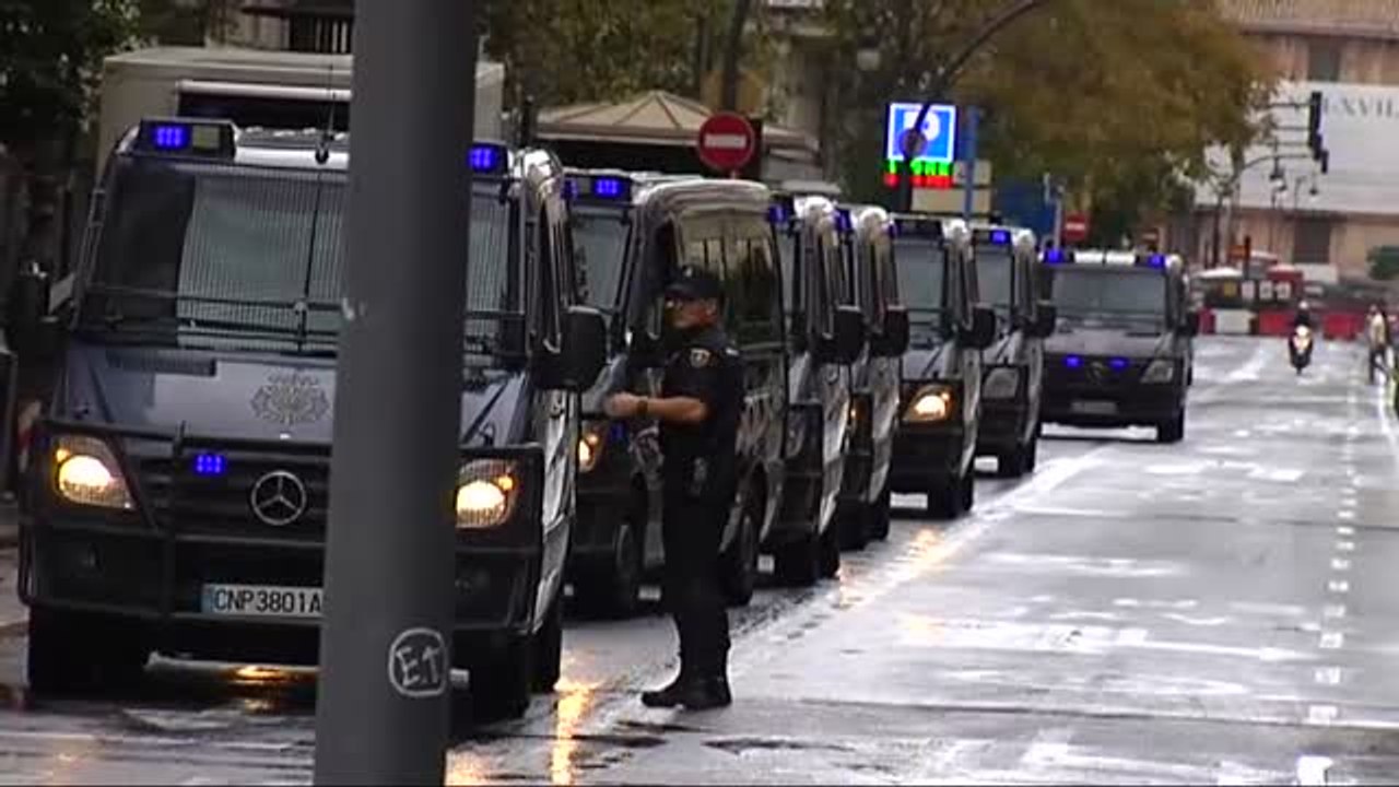 La Policía carga contra 200 ultraderechistas en Valencia