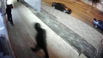 Bir dakikada 70 bin liralık elektronik eşya çaldılar