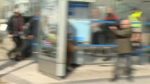 La policía carga contra los taxistas para evitar la ocupación de la rotonda de acceso a Ifema