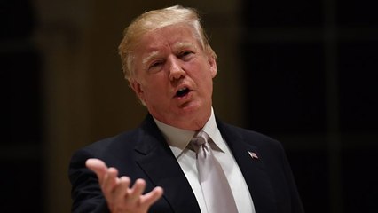 دونالد ترامب يتصرف بوقاحة مع أحد الصحفيين.. ويشعل حالة من الانتقادات