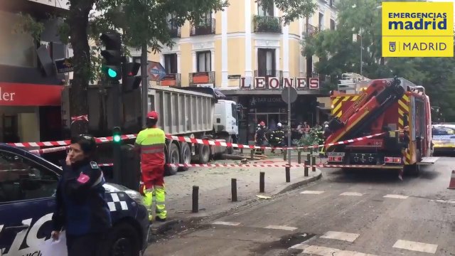 Camión estacionado pierde los frenos y se lleva por delante mobiliario urbano