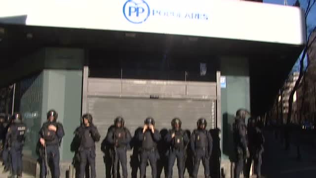 Los taxistas madrileños se concentran ante la sede del PP en la calle Génova