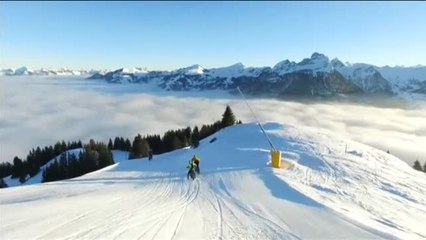 El festival ciclista que desafía el frío en los Alpes suizos