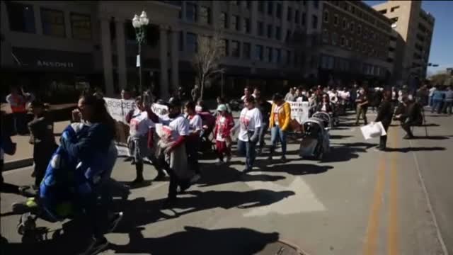 Cientos de personas protestan en El Paso contra el muro de Trump