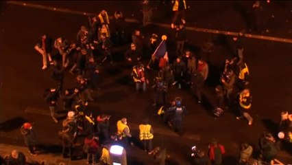 Tải video: Nueva jornada de protestas de los 'chalecos amarillos' en las calles de París