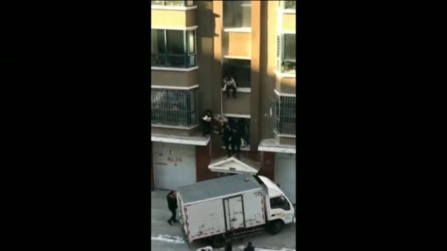 Rescatan a un bebé en China que se precipitaba al vacío desde un tercer piso