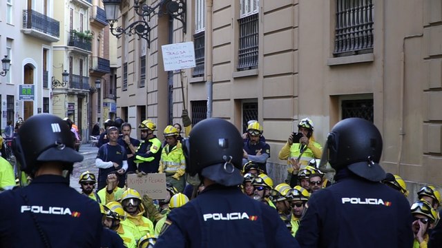 Bomberos forestales protestan ante el Palau
