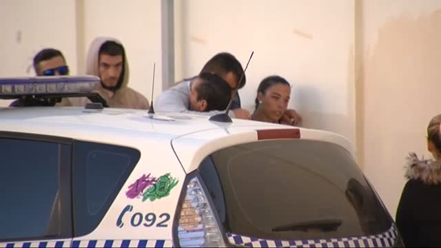 Los padres de Julen llegan al tanatorio acompañados de Juan José Cortés