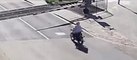 Un motard se prend la barrière d'un passage à niveau et tombe K.O quand le train passe