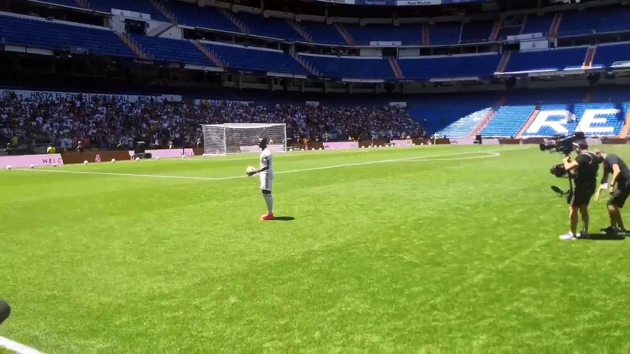 Ferland Mendy galère un peu pour faire ses jongles lors de sa présentation à Bernabeu