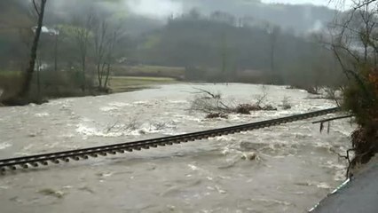 "Klaus" deja una vía de tren colgando en Cabañaquinta (Asturias)