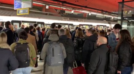Andenes repletos en la línea 8 de Metro con la huelga de taxi