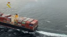 GC evita la colisión de un buque contra una embarcación con 11 inmigrantes