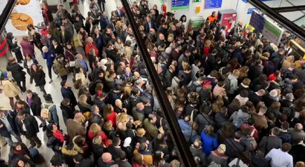 Descargar video: Fuertes aglomeraciones en la línea 8 de Metro que lleva a Ifema