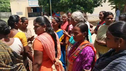 மாணவ மாணவிகளிடம்  தாறுமாறாக பேசிய தலைமை ஆசிரியை.. கொந்தளித்த மக்கள்-வீடியோ