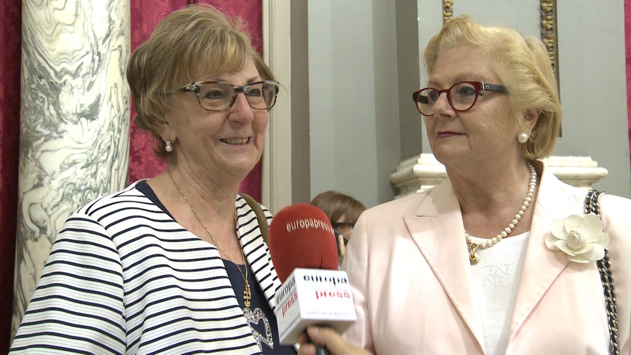 Decenas de valencianos visitan la 'Real Senyera'