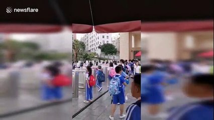 Reconnaissance faciale à l'entrée de l'école (Chine)