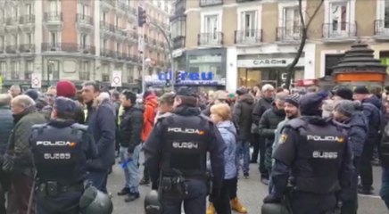 Скачать видео: Los taxistas de Madrid se concentran por segundo día consecutivo en la calle Génova