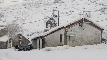 La primera gran nevada del invierno complica la vida de conductores y vecinos