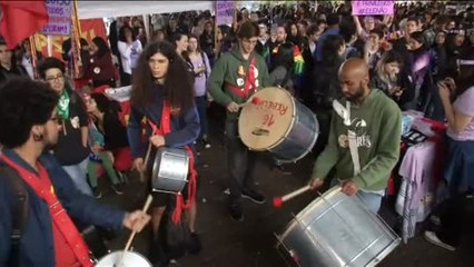 Télécharger la video: Protestas en Brasil contra el candidato Jair Bolsonaro el día antes de las elecciones nacionales